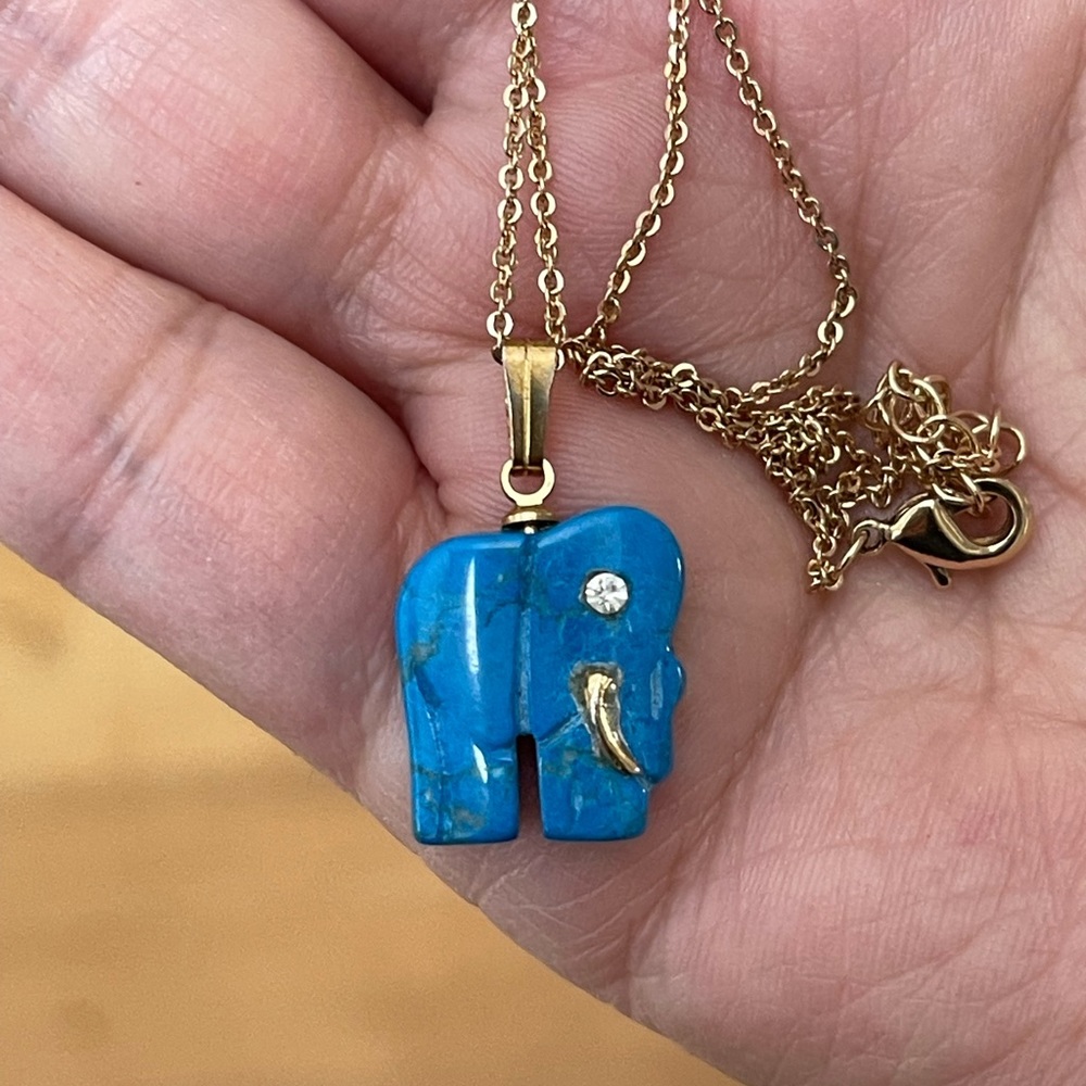 Hand-carved Howlite turquoise elephant gold tone pendant and chain - Picture 1 of 5